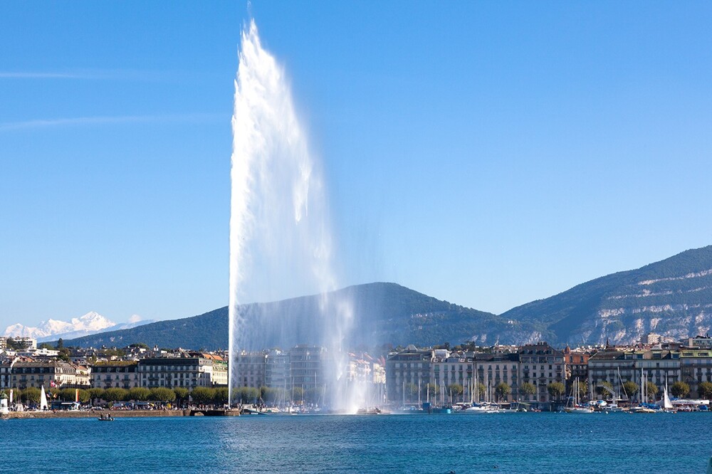 В Женеве госпитализировали мужчину, который засунул голову под струю 140-метрового фонтана Jet d’Eau