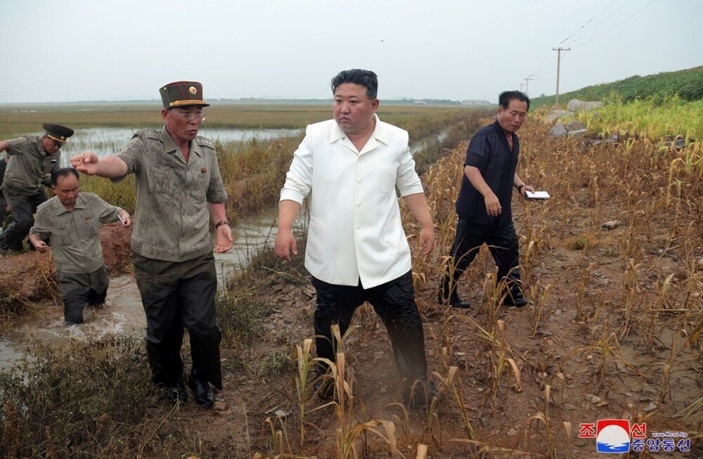 "Виноваты бездельники, а не стихия!": Ким Чен Ын загнал чиновников на затопленные рисовые поля и сам намочил штаны