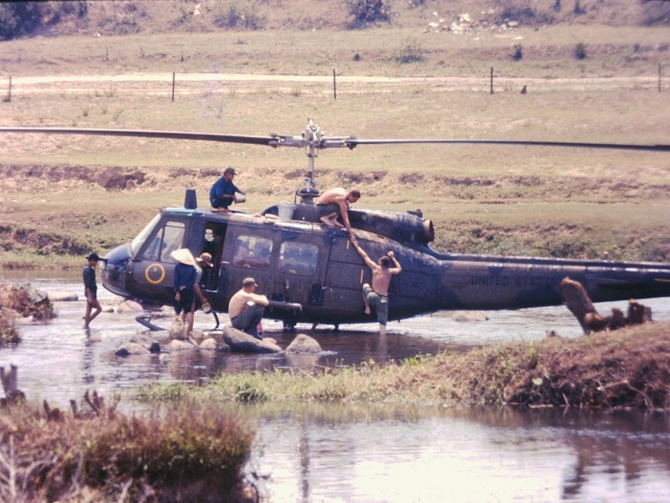 Экипаж намывает свой UH-1 Huey, специально посаженный для этого в ручей. Вьетнам, 1966-й год