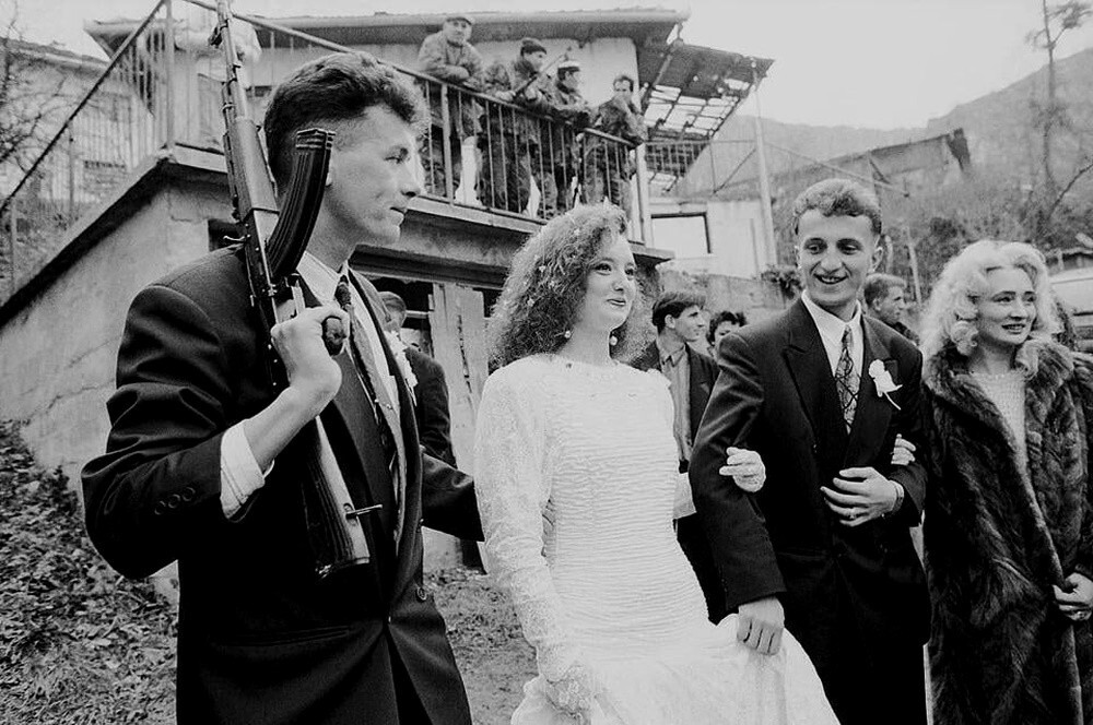 Боснийский охранник, вооруженный штурмовой винтовкой Zastava M70: он сопровождал жениха и невесту на свадьбе в Сараево - во время боснийской войны и распада Югославии, ок. 1993  год