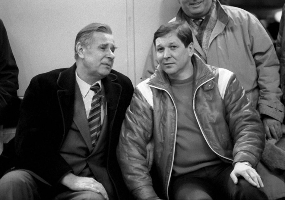 Легендарный вратарь Лев Яшин и олимпийский чемпион по хоккею с шайбой Александр Мальцев. 20 апреля 1985 года