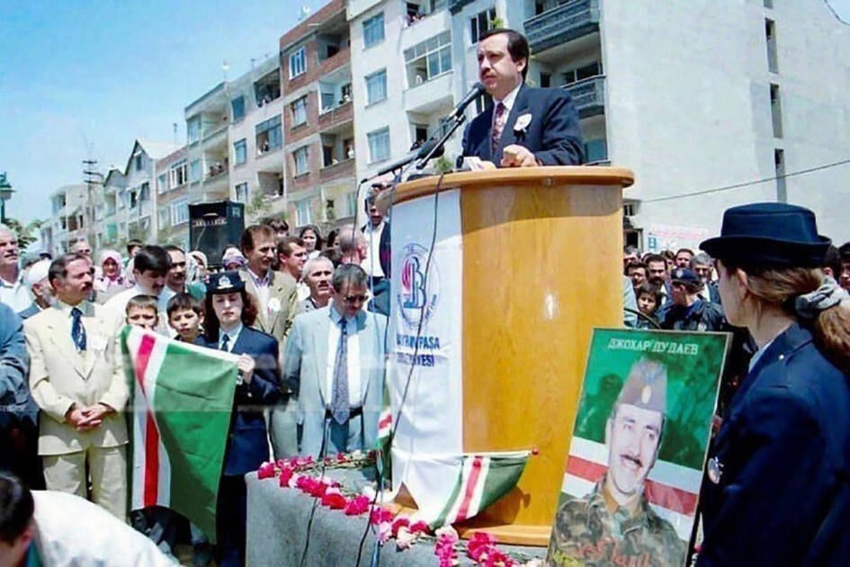 Мэр Стамбула Реджеп Эрдоган выступает на открытии городского парка имени Джохара Дудаева, и призывает к расправе над Россией. 1996 год