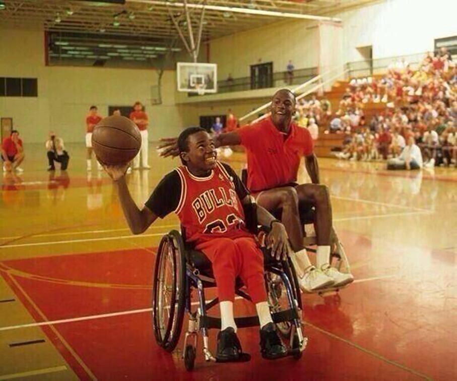 Майкл Джордан играет в баскетбол на инвалидных колясках с парализованным юношей, 1987 год