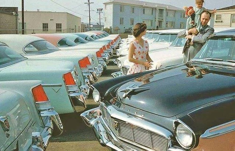 Семья покупает новую машину, 1950-е годы