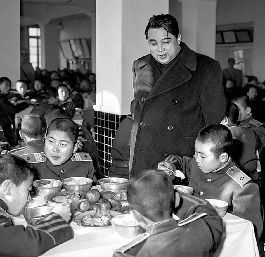 Ким Ир Сен во время посещения Революционной школы Мангёндэ, 1962 год
