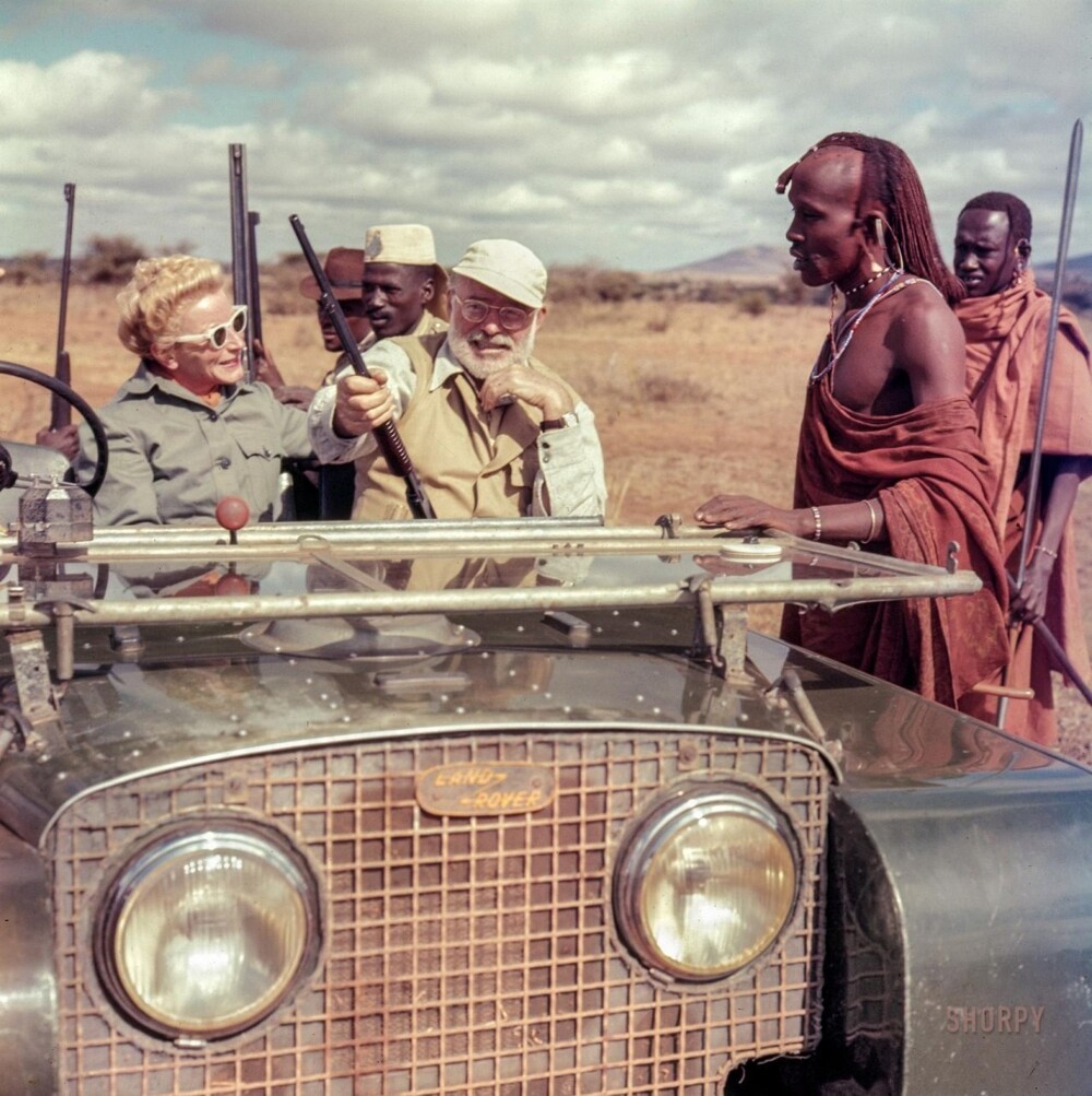 Эрнест и Мэри Хемингуэй в Ленд Ровере во время сафари. Кения, 1953 год 