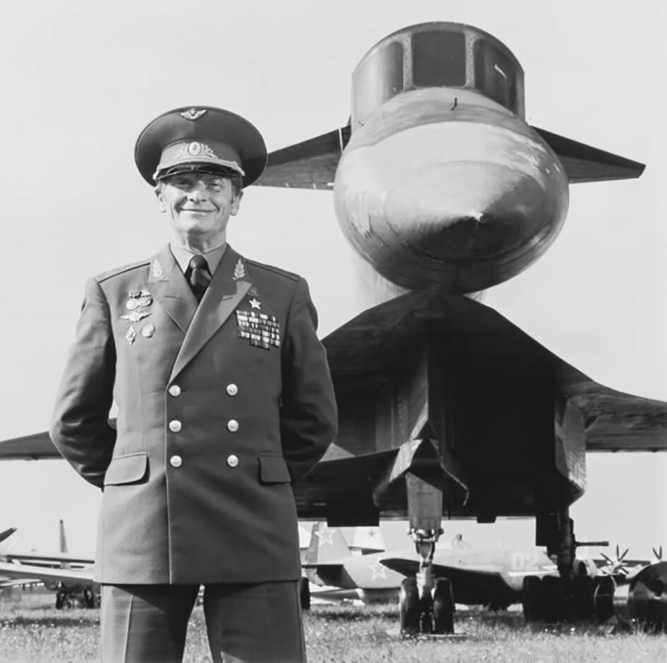 Летчик–испытатель, генерал–майор авиации Владимир Ильюшин в Центральном музее Военно–воздушных сил в Монино