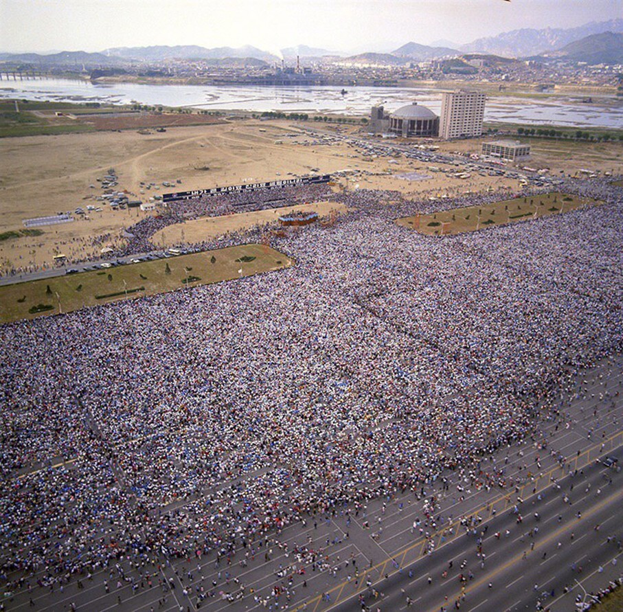 Евангелист Билли Грэм произносит проповедь для 1,1 млн корейцев в Сеуле, 3 июня 1973 год