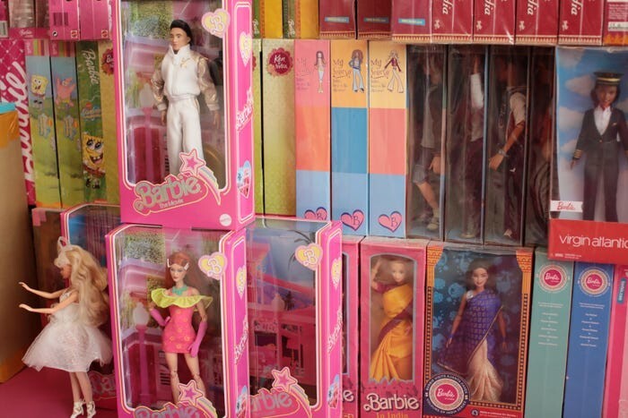 Мужчина собрал коллекцию из более чем 12000 кукол Барби