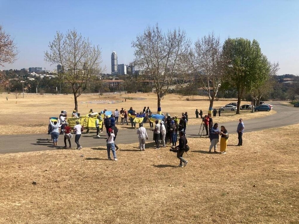 Масштаб антироссийского митинга в ЮАР в ходе саммита БРИКС. На Лубянке слышен характерный звук вертолётных лопастей