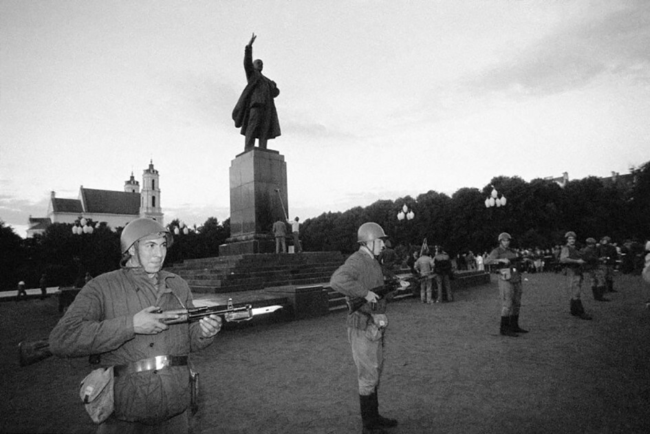 Военнослужащие советской армии охраняют памятник Ленину от сторонников выхода Литвы из состава СССР. Вильнюс. 23 августа 1990 год