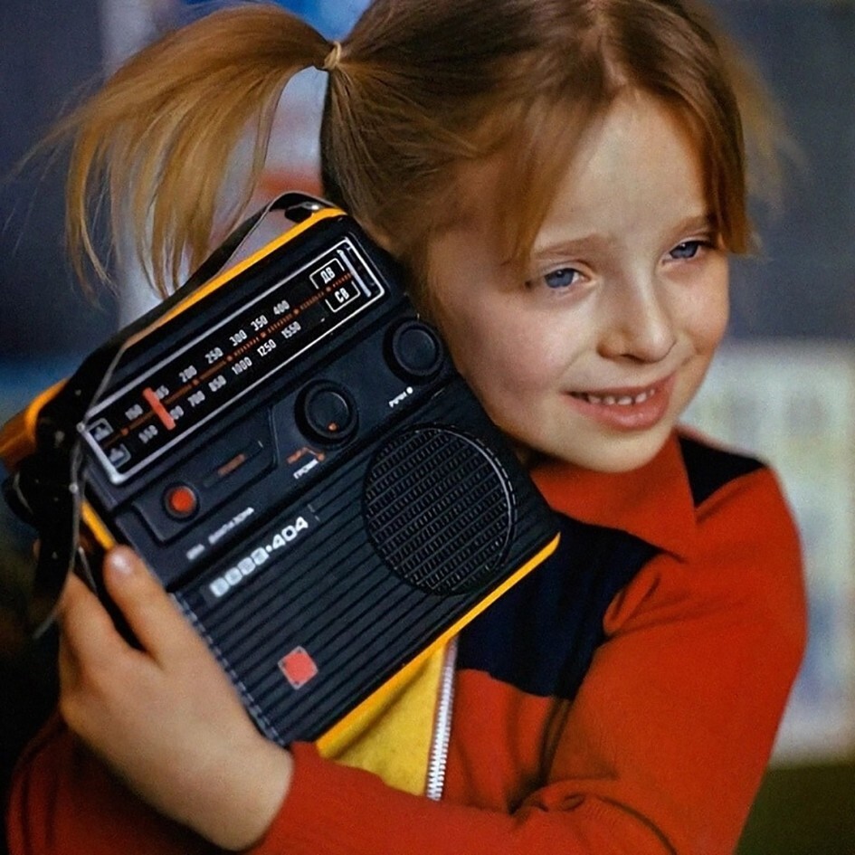 Девочка с приемником «Вега-404», выпущенным Бердским радиозаводом. Город Бердск. Приемник удостоен Диплома 1 степени ВДНХ СССР, 1981 год