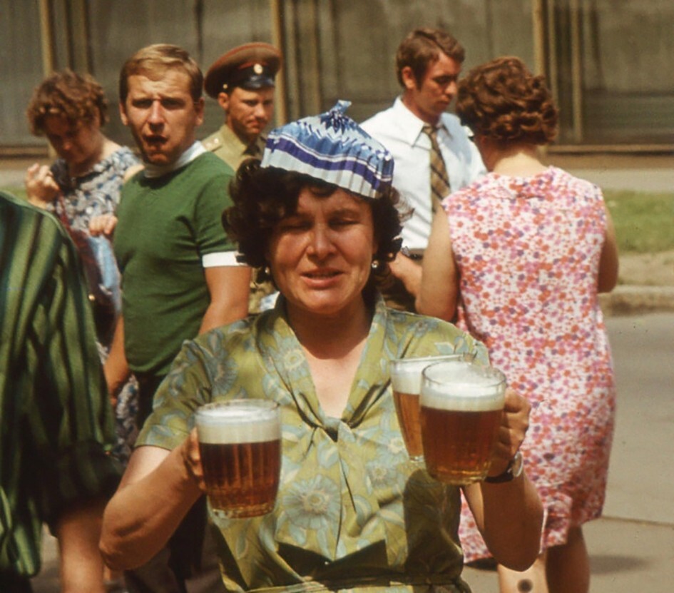Женщина несет три кружки свежего пива из киоска на пляж Днепра в городе Запорожье, 1972 год
