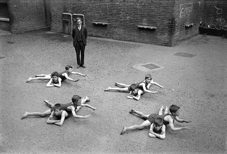 Урок плаванья на школьном дворе в Англии в начале 1920-х годов