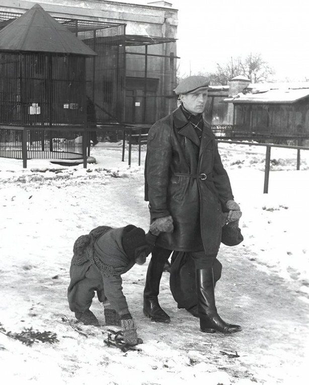 Смотритель варшавского зоопарка на прогулке с двумя шимпанзе. Польша, 1939 год