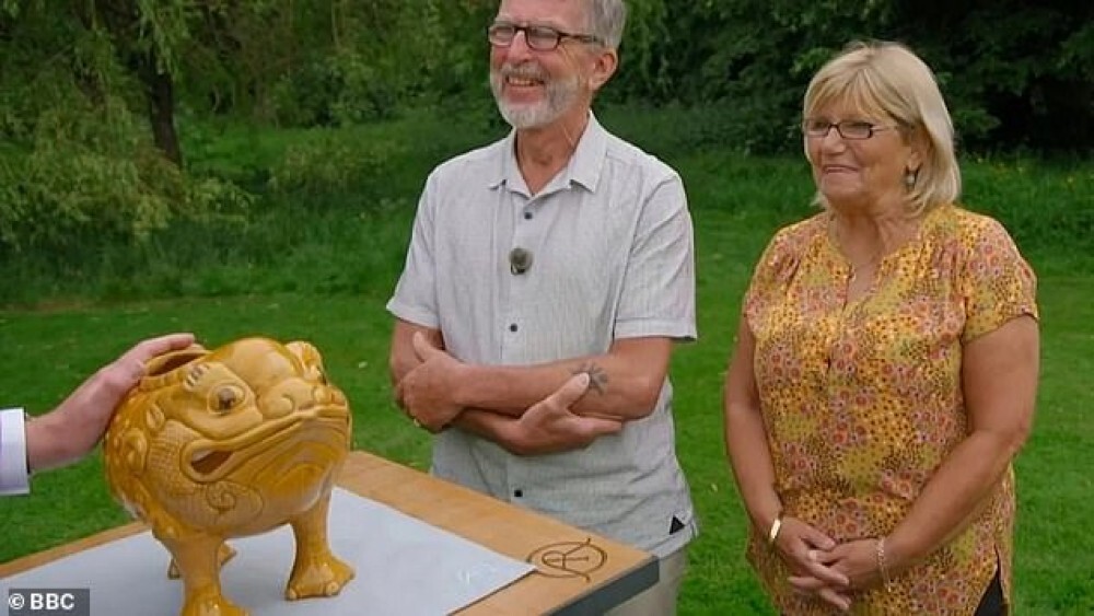 Супруги решили продать старую статуэтку — и не ожидали, что её так высоко оценят