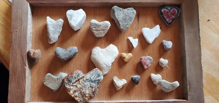 1. «Я всегда ищу камни в виде сердца, где бы ни была. У меня их еще много, просто нужно сделать для них новую витрину»