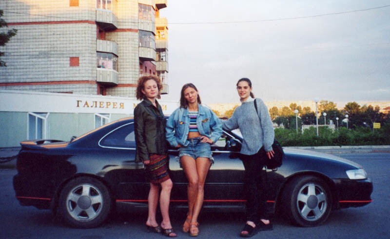 Подружки позируют возле авто, Новосибирск. 1999 год.