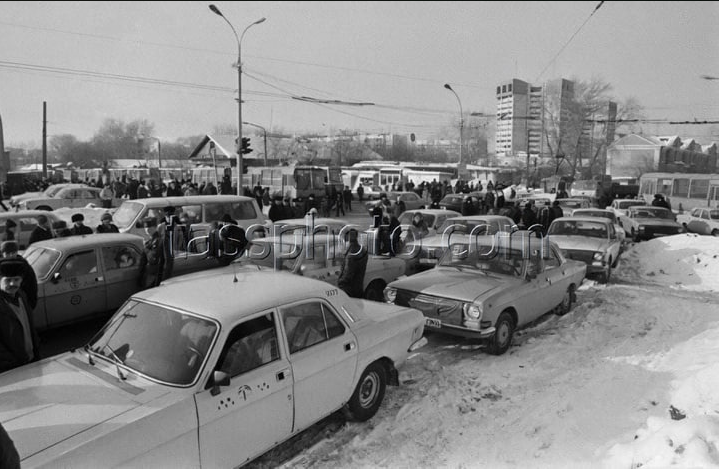Водители такси, перекрывшие движение в центре Перми.