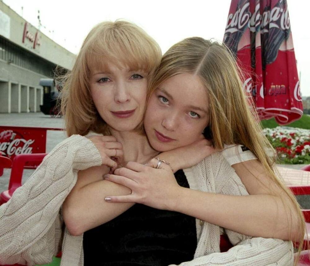 Актрисы Марина Левтова и её дочь Дарья Мороз. Москва, 8 августа 1998 год.
