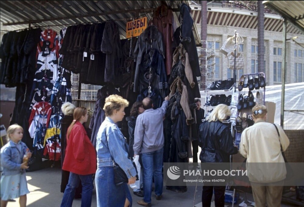Покупатели на вещевом рынке в Лужниках. Москва, 1997 год.
