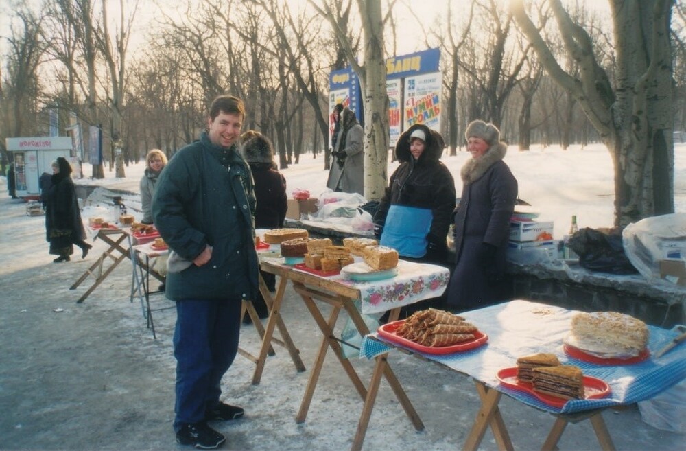 Стихийный рынок кондитерских изделий, на заднем плане афиша группы «Мумий Тролль». Донецк, 1990-е годы.