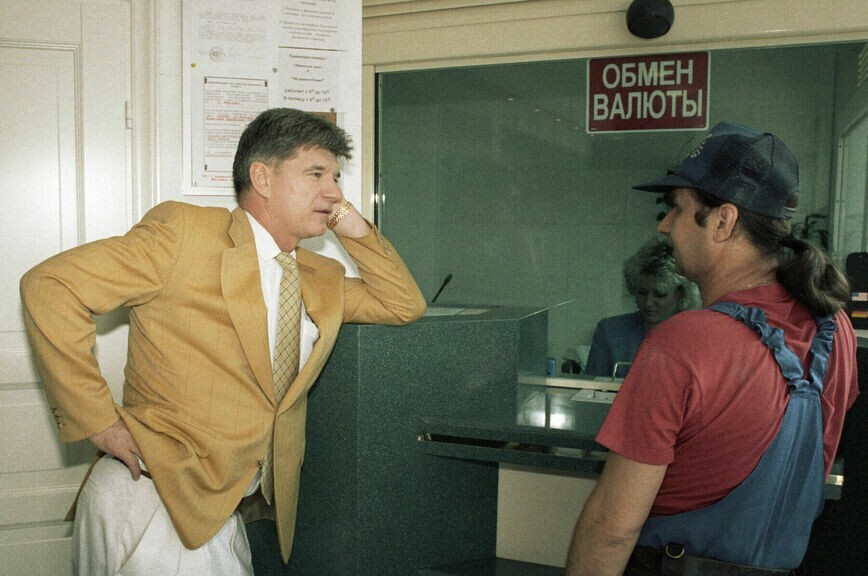 Депутат Госдумы, бизнесмен Владимир Брынцалов  в пункте обмена валюты в банке, 1990-е годы.