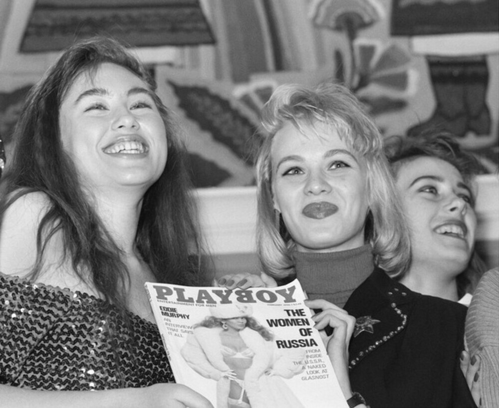 Дамы с февральским номером журнала «Playboy», который посвящён "Женщинам России", 1990 год.