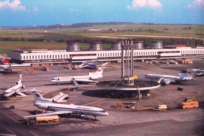 Аэропорт "Пулково" и самолёты вокруг терминал-сателлитов, из которых по подземным травалаторам можно было попасть в здание аэровокзала.