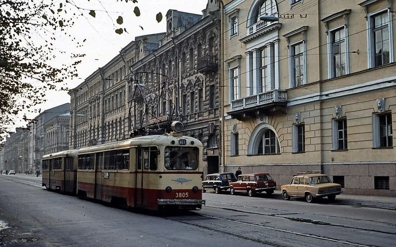 Сцепка из трамваев ЛМ-49 26 маршрута движется по бульвару Профсоюзов (ныне - Конногвардейский бульвар).