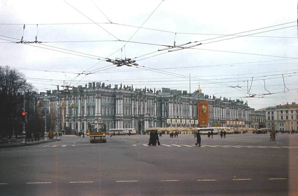 Дворцовая площадь и новенький Икарус-256, который начали выпускать буквально в прошлом году.