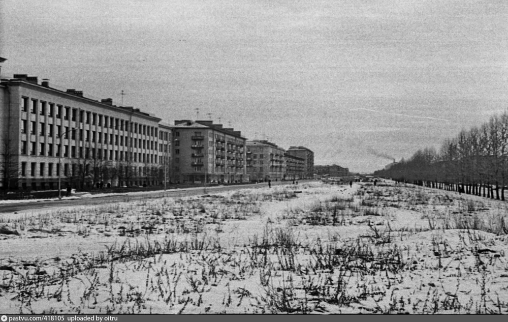 А это - Варшавская улица. Пустырь посередине - это бывшая Варшавская железная дорога, которую демонтировали. 