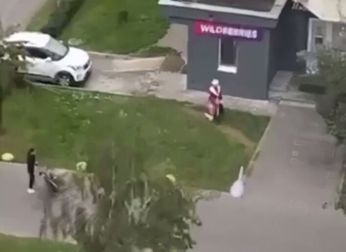 Мужчина ходит в костюме Дед Мороза и пристает к детям