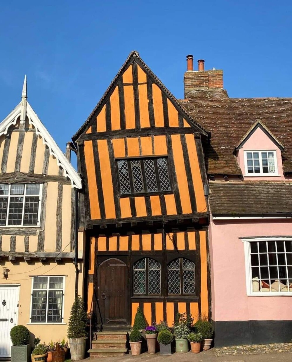 10. "Кривой дом", построенный в 1395 году в Лавенхэме, Субери, Англия