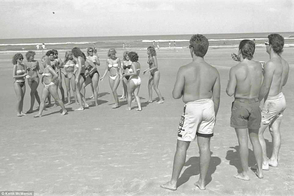 Жаркие пляжи прошлых эпох. 14 исторических кадров, которые не оставят вас равнодушными