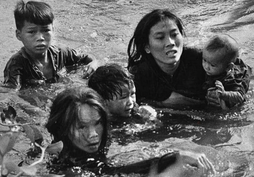 5. Мать с детьми из Южного Вьетнама переплывают реку, спасаясь от нападающих во время операции «Пиранья», 1966 год