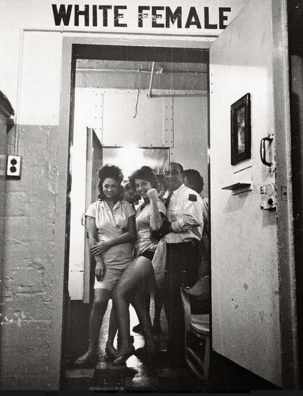 10. Надзиратель женской тюрьмы со своими подопечными. Новый Орлеан, 1963 год