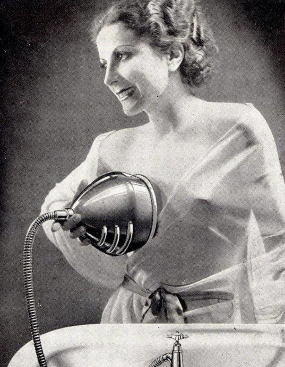 7. Мойка-массажер для груди, 1930 год