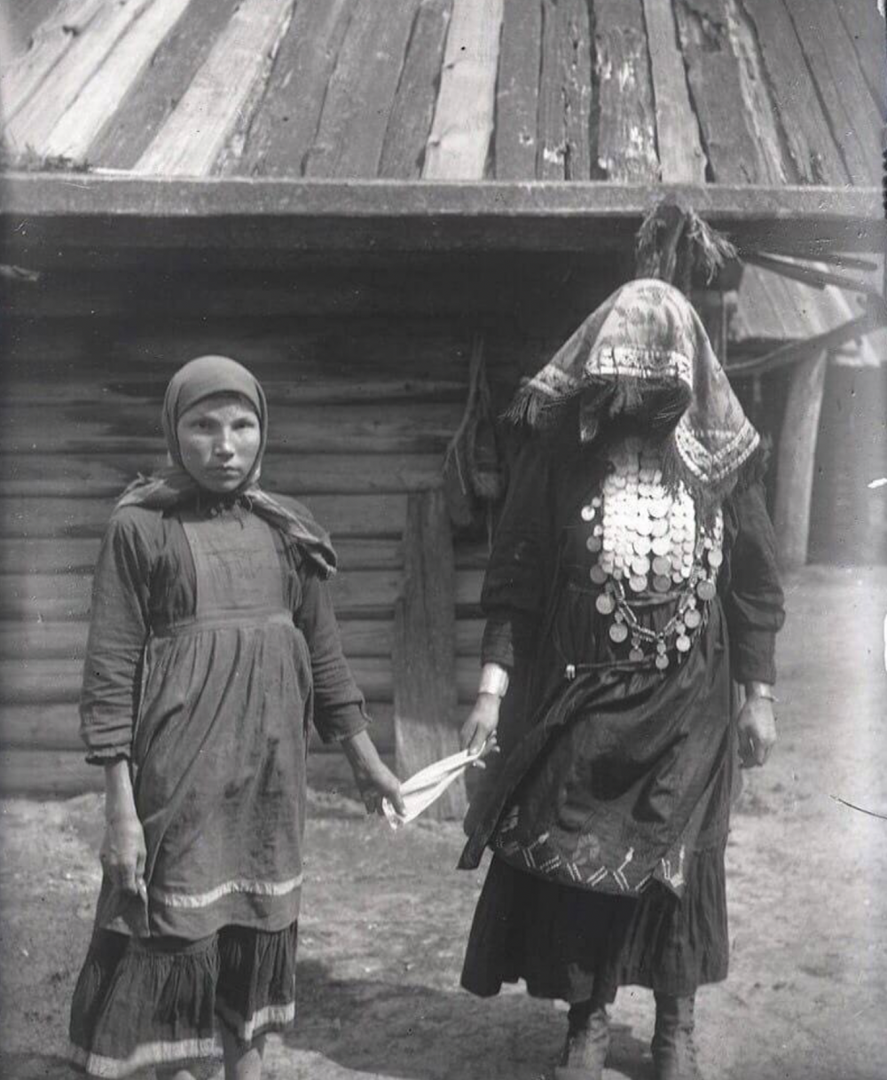 6. Сестра жениха ведет невесту за платок на речку для обливания водой согласно свадебному обряду, Удмуртия, 1930 год