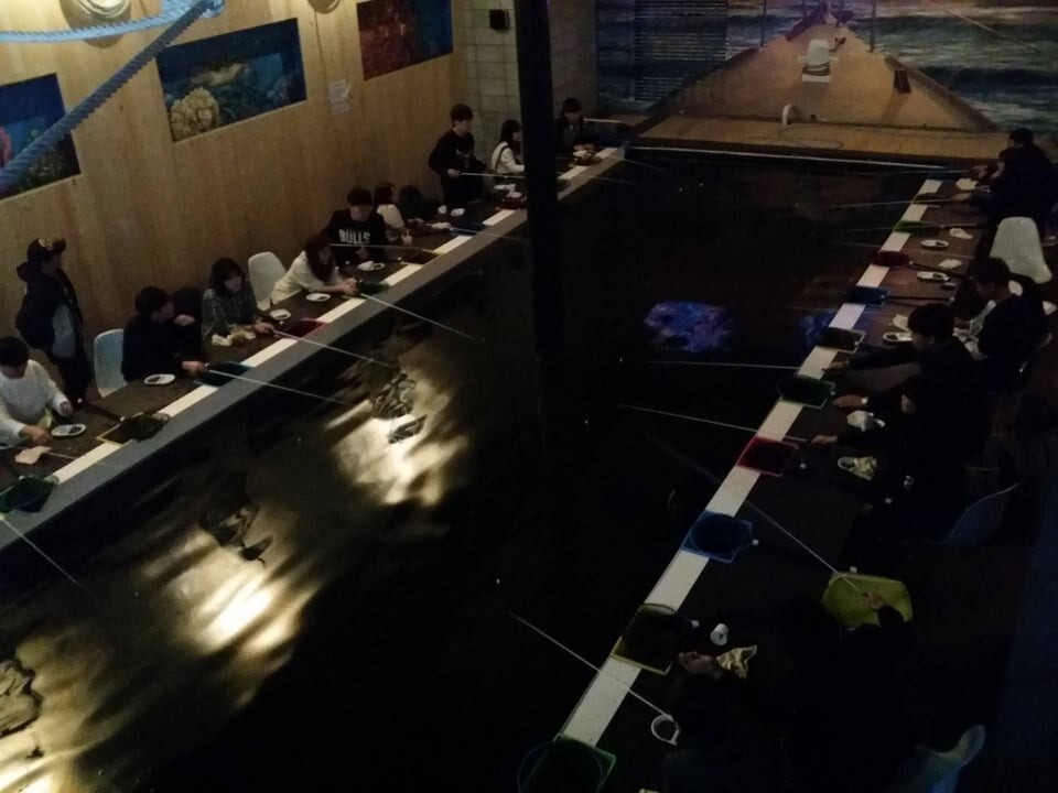 13. В Сеуле есть закрытый бар, где ловят рыбу