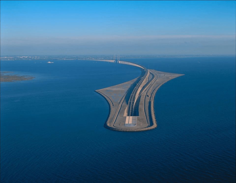 8. Эресуннский мост-тоннель, проложенный через пролив Эресунн, разделяющий Данию и Швецию