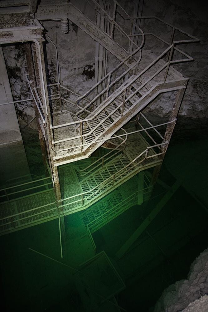 7. Лестница, ведущая на затопленный уровень шахты