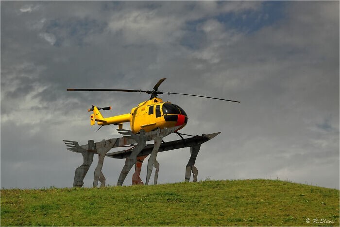 1. Вертолёт, который спас десятки жизней после автокатастроф в Каменер-Кройце, Германия, превратили в памятник