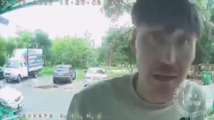"Я твой рот топтал!": пьяный мужчина обматерил и избил домофон