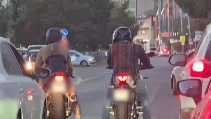 «Отец года»: в Краснодаре мужчина прокатил шестилетнего ребенка без шлема на мотоцикле