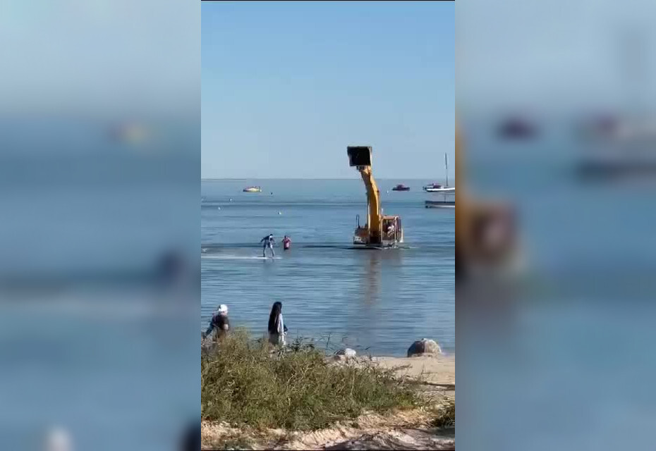 Мужчина катал людей на экскаваторе в Каспийском море