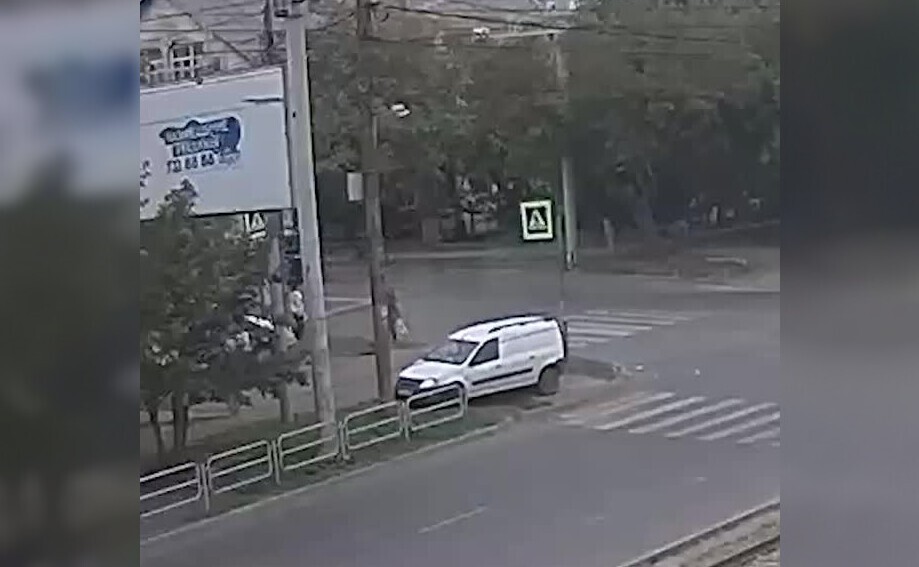Женщина чудом не попала под колеса авто в Челябинске