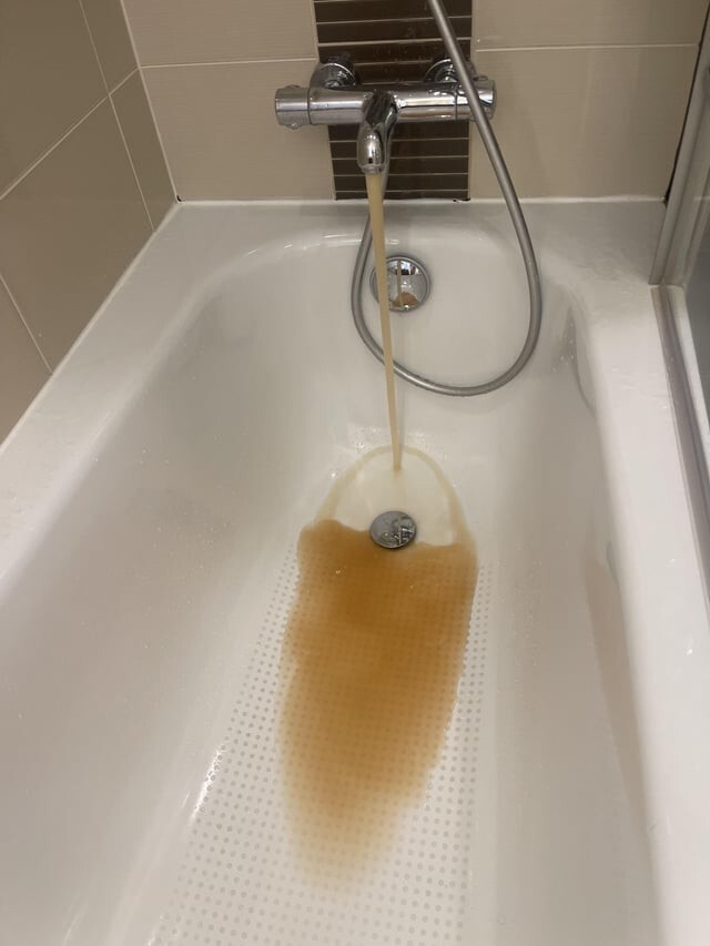 4. Горячая вода в номере отеля стоимостью 550 долларов за ночь в Париже