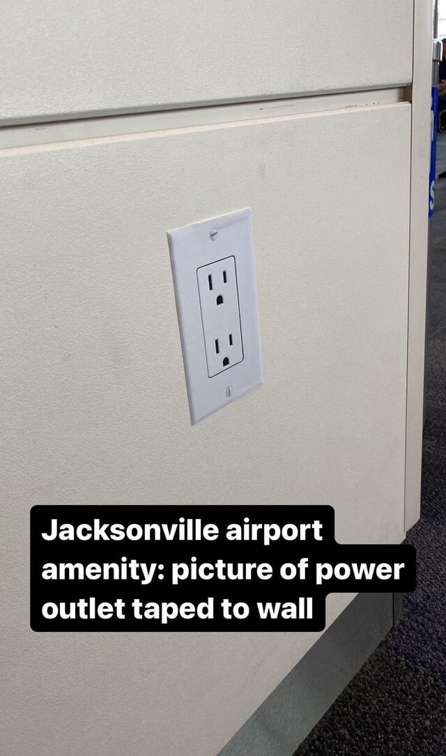 8. Розетка в аэропорту Джэксонвилл - это буквально клочок бумаги, приклеенный к стене