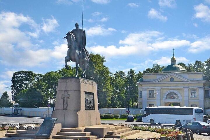 В Минске возле посольства России в&nbsp;Беларуси появится большая конная скульптура. Как вы&nbsp;думаете, кого?